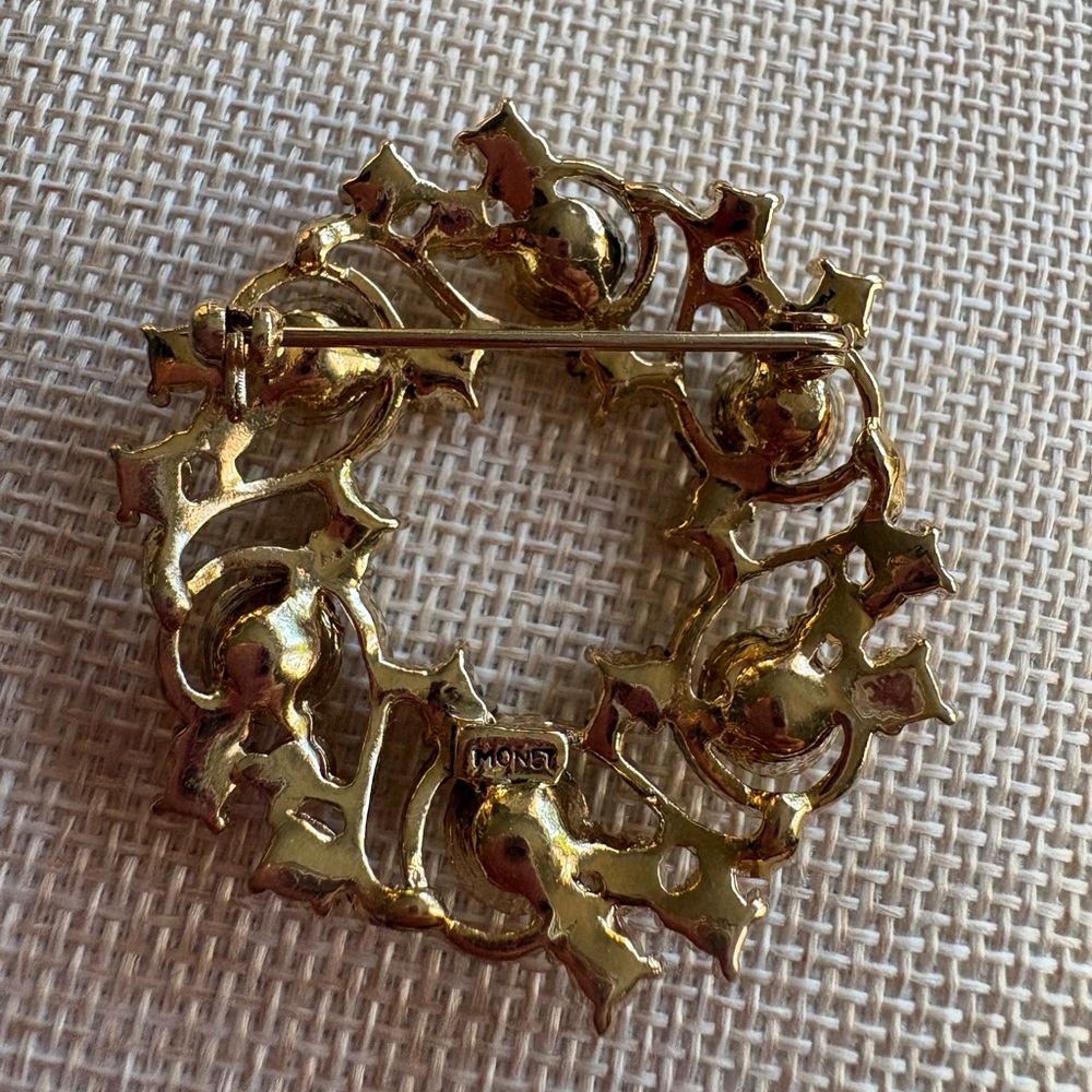 Gorgeous signed Monet multi colored jewel on open wreath goldtone - Picture 2 of 2